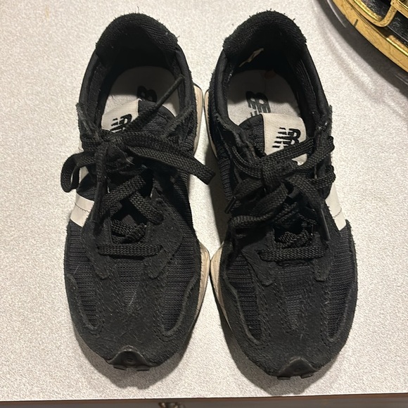 NEW BALANCE 10.5 BOYS BLACK SNEAKERS - Picture 3 of 6